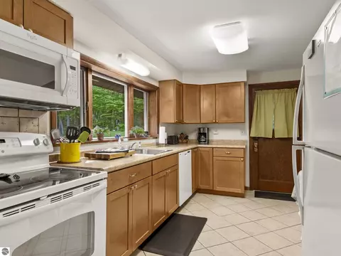 Kitchen - 8646 Deadstream Rd, Honor, MI 49640 photo 5 of 6