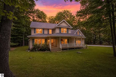 1424 Timber Ridge Dr, Manistee, MI 49660