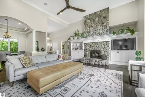 306 W Harbour Rdg, Maple City, MI 49664