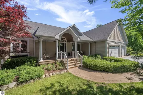 306 W Harbour Rdg, Maple City, MI 49664