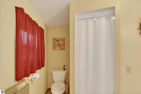 Bath - 3333 N Ferris Rd, Sumner, MI 48889 photo 2 of 4