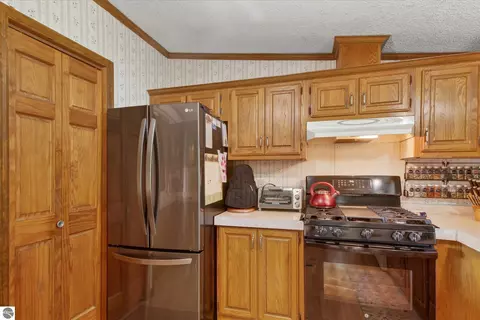 Kitchen - 3333 N Ferris Rd, Sumner, MI 48889 photo 3 of 4