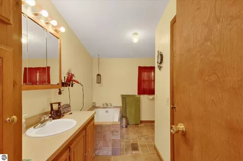 Bath - 3333 N Ferris Rd, Sumner, MI 48889 photo 1 of 4