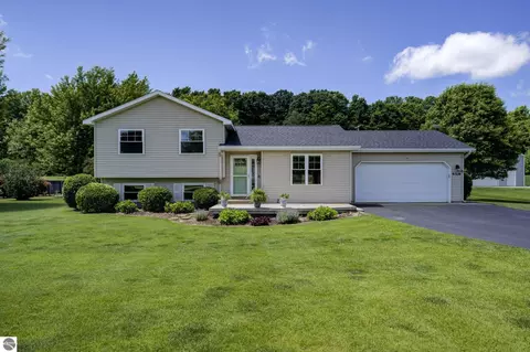 9318 Schichtel Rd, Kingsley, MI 49649
