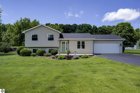9318 Schichtel Rd, Kingsley, MI 49649