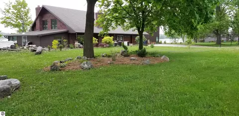 1084 Clubhouse Dr, Lake Isabella, MI 48893