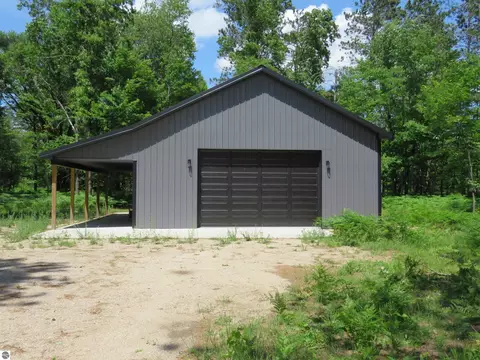 10420 W Rosted Rd, Cadillac, MI 49651