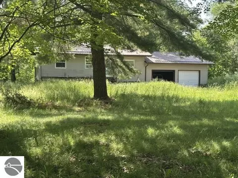 7816 W Vernon Rd, Lake, MI 48632