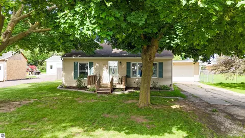 309 N 2nd St, Shepherd, MI 48883