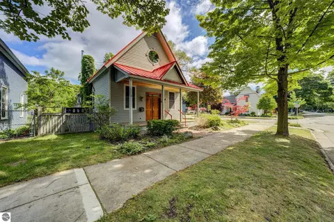 402 W Tenth St, Traverse City, MI 49684