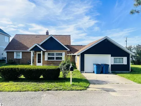 2009 Sunnyside Dr, Cadillac, MI 49601