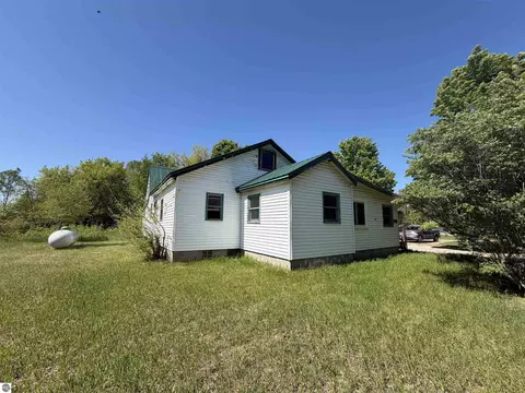 9359 Valley Rd NW, Rapid City, MI 49676