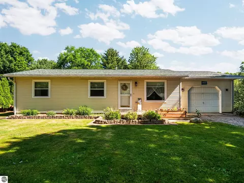 4822 Candlewood Ln, Traverse City, MI 49685
