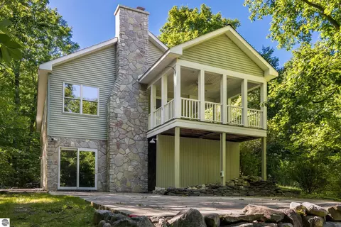 8680 NW Hutch Trl NW, Rapid City, MI 49676
