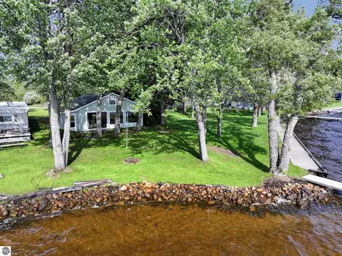 657 E Lake Mitchell Dr, Cadillac, MI 49601