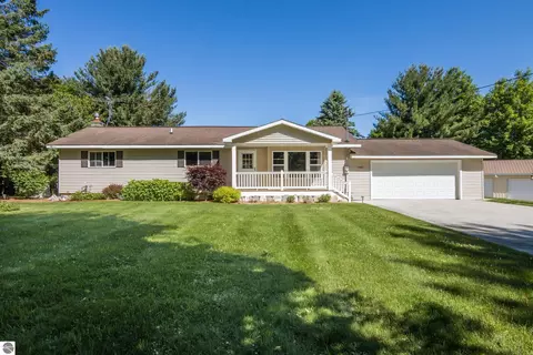 1343 E Sparling Rd, Kingsley, MI 49649