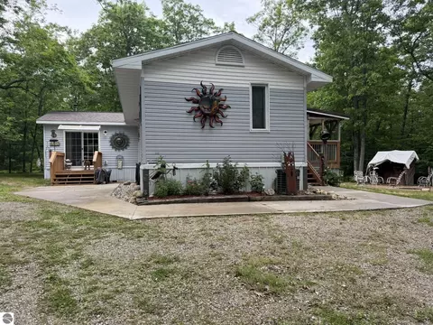 8696 E Hillview Trl, Reed City, MI 49677