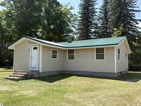8655 SE Campbell Rd, Fife Lake, MI 49633