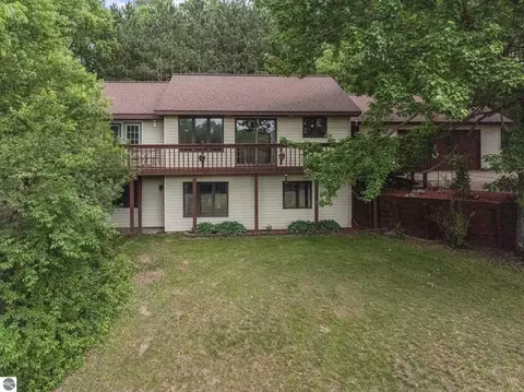 804 Arbutus Dr, Cadillac, MI 49601