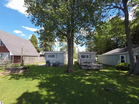 661 E Lake Mitchell Dr, Cadillac, MI 49601