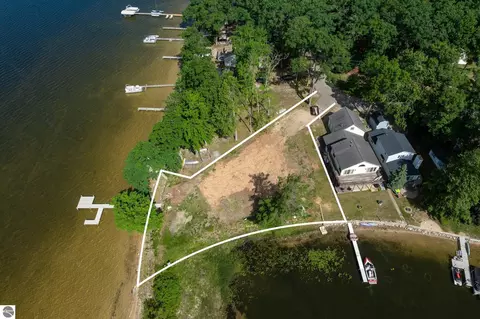 11167 N Shore Dr, Lake, MI 48632