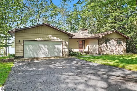 7007 Loud Dr, Oscoda, MI 48750