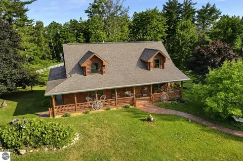 8100 Hodge Rd, Kingsley, MI 49649