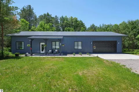 8006 Springwater Dr, Rapid City, MI 49676