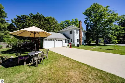 110 W Sixth St, Northport, MI 49670