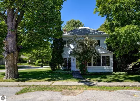110 W Sixth St, Northport, MI 49670