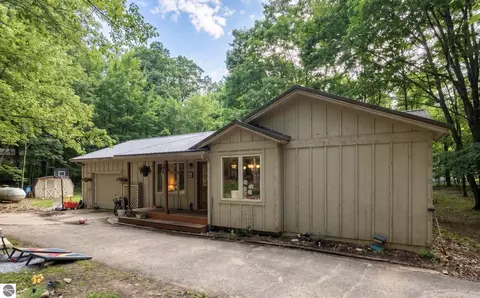 189 Forest Trl, Leroy, MI 49655