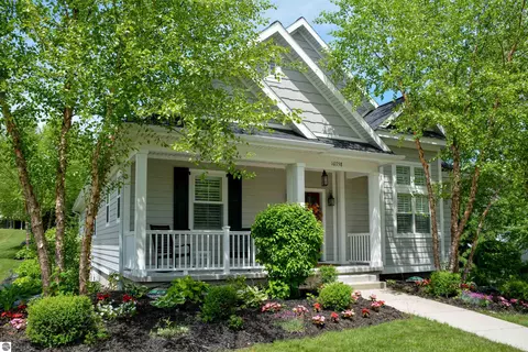 10758 Shrewbury St, Traverse City, MI 49684