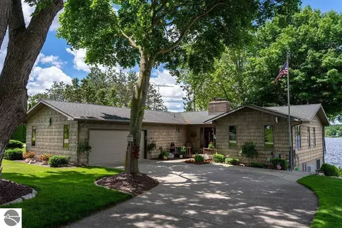 1056 Clubhouse Dr, Lake Isabella, MI 48893