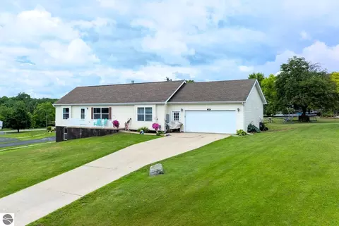 630 Lennon Ln, Gladwin, MI 48624