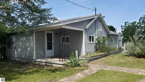 659 Prairie St, Clare, MI 48617
