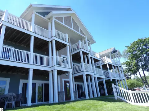 1246 Sunnyside Dr #205, Cadillac, MI 49601