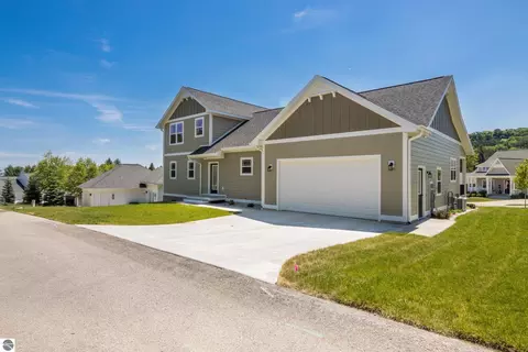 10788 Shrewbury St, Traverse City, MI 49684