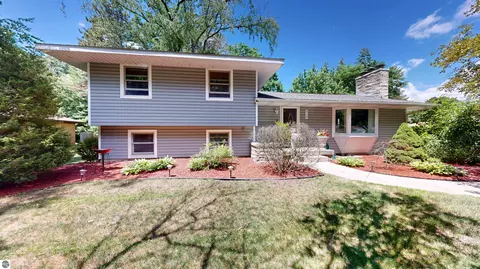 614 W Meadow Brooke Ln, Midland, MI 48640
