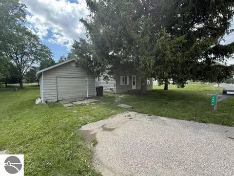 744 Saint Johns St, Ithaca, MI 48847 photo 11