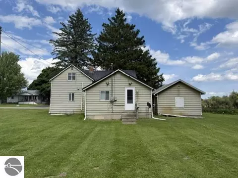 744 Saint Johns St, Ithaca, MI 48847 photo 2