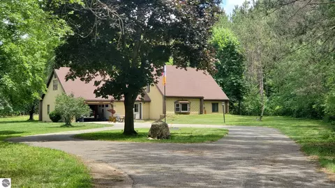 2704 W Deerfield Rd, Mount Pleasant, MI 48858
