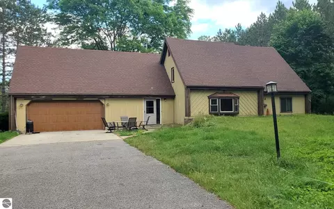 2704 W Deerfield Rd, Mount Pleasant, MI 48858