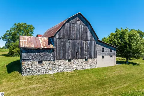 000 Mclachlan Rd, Kewadin, MI 49648