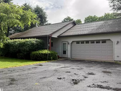 13686 Hedeen Dr, Traverse City, MI 49686