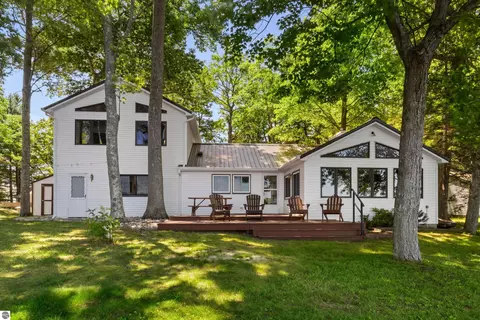 4871 Lakeview Dr, Interlochen, MI 49643