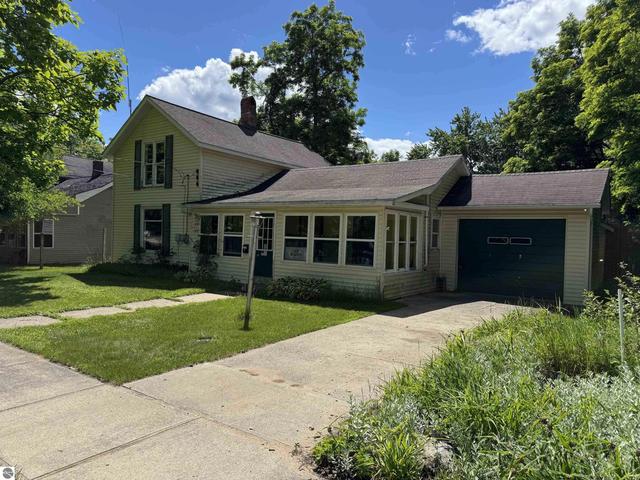 225 N Hayes St, Farwell, MI 48622