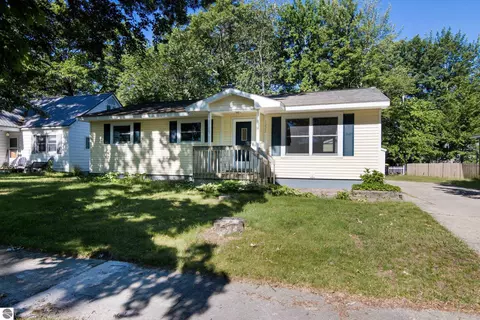 1222 Arbutus Ct, Traverse City, MI 49686