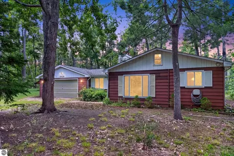 6744 Crystal St, Johannesburg, MI 49751
