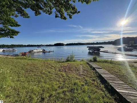 60 Park St, Traverse City, MI 49685