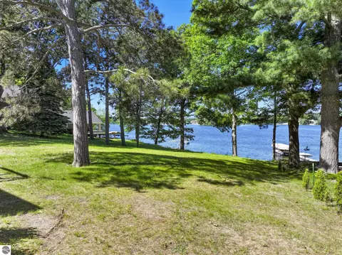 60 Park St, Traverse City, MI 49685